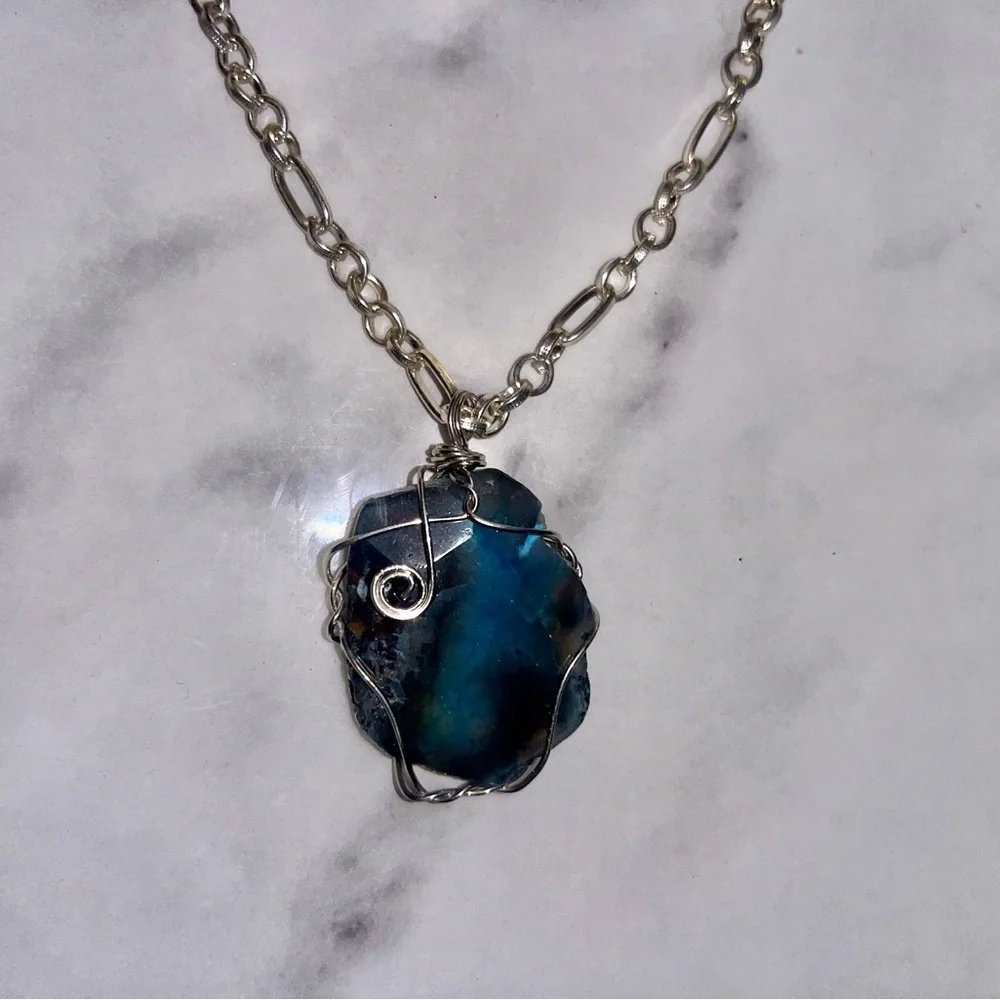 Women’s stone pendant and chain necklace​​